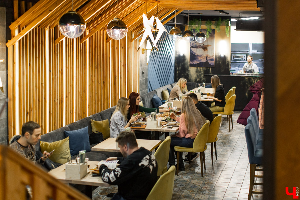 Шестеро блогеров посетили новое кафе “Сити-Микс”, которое открылось на улице Гагарина. Ребята попробовали салаты, роллы, пиццу, горячие блюда и десерты