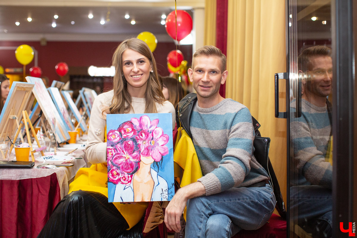 8 декабря в ресторане гостиницы «Владимир» свой третий день рождения ярко отпраздновал арт-проект KISTIKRASKI. На мероприятии было 70 человек, которые как минимум на один вечер стали настоящими художниками