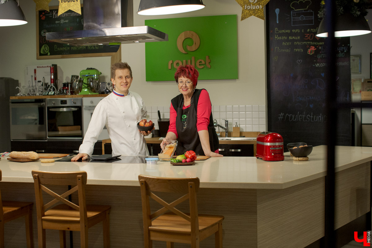 Лариса Семина и Дмитрий Орловский приготовили сембургер на кухне студии Roulet