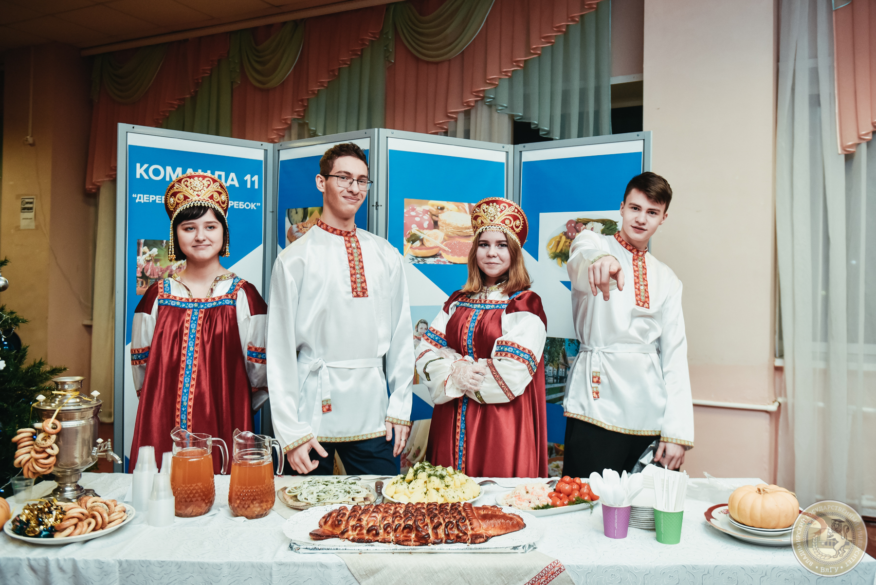 В рамках межрегионального форума «Международная мозаика» в ВлГу состоялся фестиваль национальных ресторанов «Кухни Мира», где 11 команд угощали традиционной едой и напитками из своих стран
