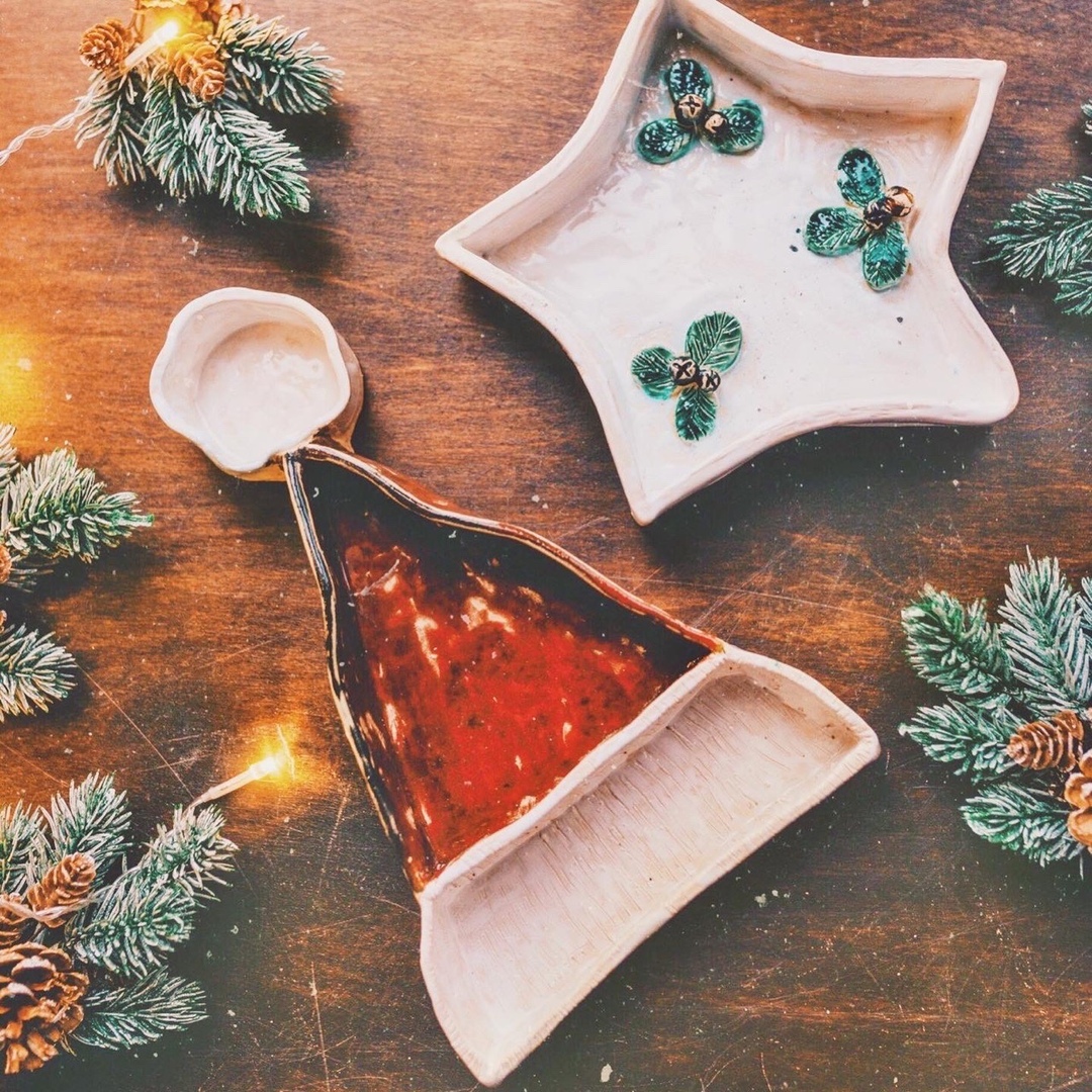 Подготовка к праздникам в самом разгаре. Оригинальные идеи педагогов школы «Колокол» позволят сотворить новогодний декор или презент своими руками. Приходите с 16 по 22 декабря