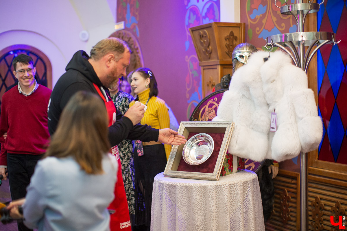 15 декабря Константин Ивлев во второй раз выбрал во Владимире лучший новогодний салат. Победительница конкурса получила 50 000 рублей