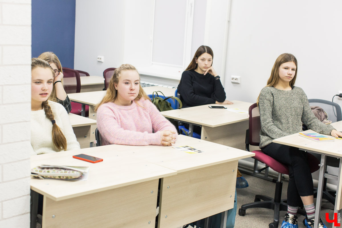 Популярные блогеры научили владимирских школьников естественности, сетевому этикету и созданию качественного контента. И все это проходило в новой региональной школе блогеров и ньюсмейкеров во Владимире