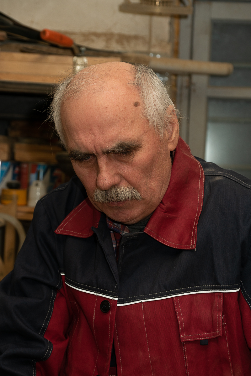 Владимир Бойков - художник по дереву. Он создает удивительной красоты посуду. Мы побывали у мастера в гостях и расспросили о древнем ремесле