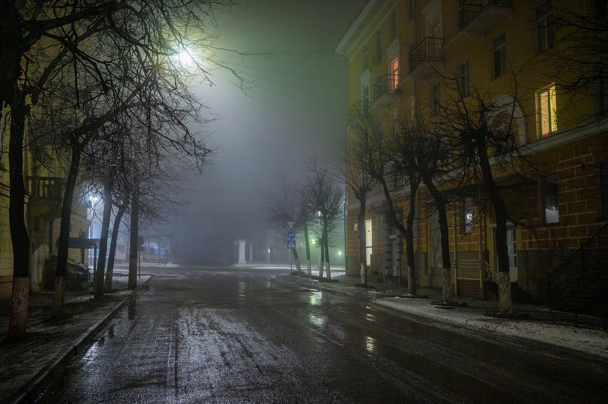 Пустые улицы, стук каблуков по брусчатке, вокруг туман. Как владимирские фотографы запечатлели зловещий декабрь?