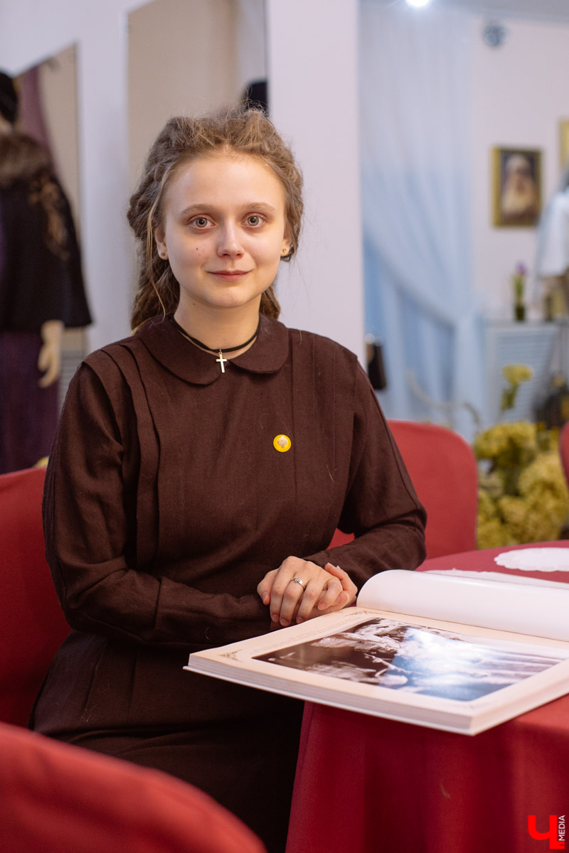 Дизайнер одежды Татьяна Фадеева выступила с необычной инициативой. Она предложила создать школу благородных девиц