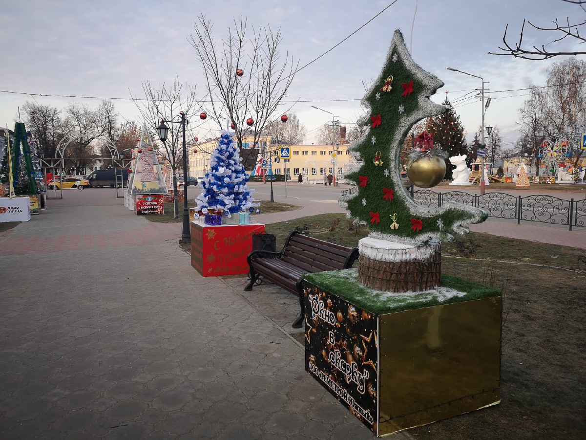 В Суздале и Муроме появились аллеи новогодних ёлок. Местные организации посоревновались в креативности и нарядили праздничные деревья
