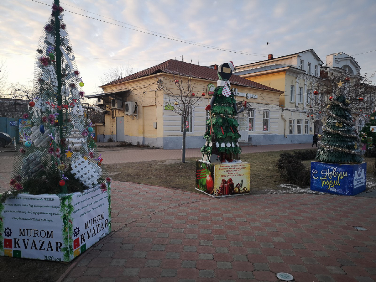 В Суздале и Муроме появились аллеи новогодних ёлок. Местные организации посоревновались в креативности и нарядили праздничные деревья