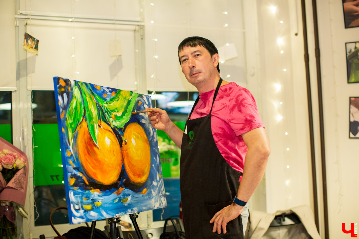 В студии Roulet собрались все, кто посетил ее в 2019 году в рамках проекта «Кулинарный ответ». Гости рисовали мандарины, делали массаж гусям, завивали баклажаны. Одним словом, веселились и отдыхали, крича: «С наступающим!»