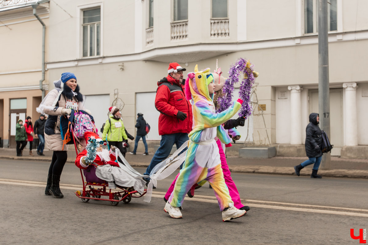 12 января во Владимире устроили традиционный забег Дедов Морозов. В нем приняли участие около 3000 человек