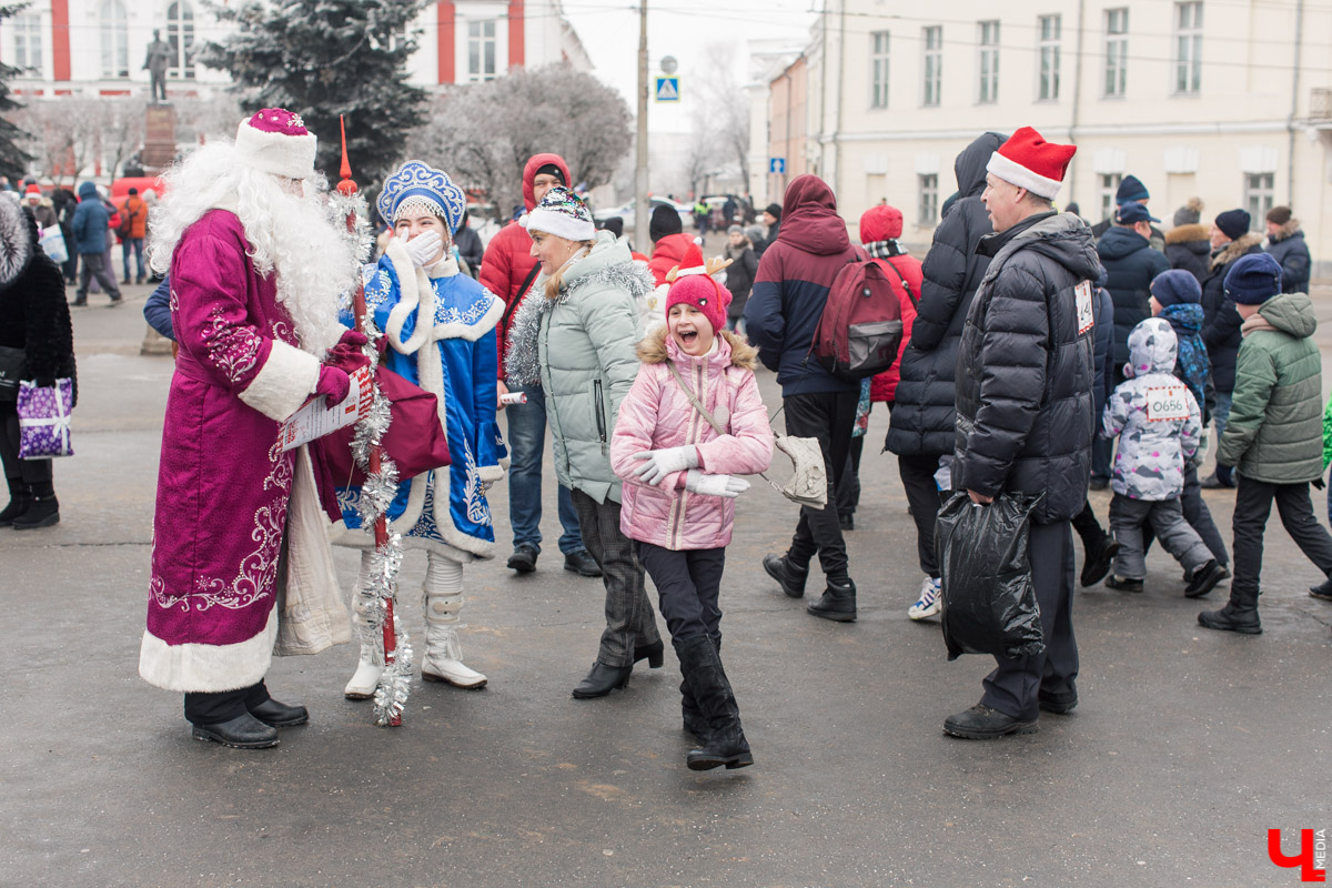 12 января во Владимире устроили традиционный забег Дедов Морозов. В нем приняли участие около 3000 человек