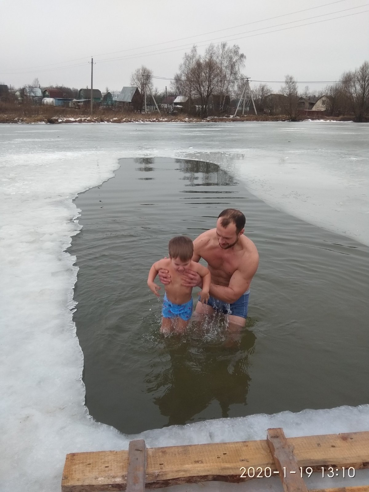 В ночь с 18 на 19 января огромное количество православных погружаются в ледяную воду. Правда, погода в этом году была совсем не типичной для крещенских купаний. Хотя это лишь увеличило число желающих окунуться в купели
