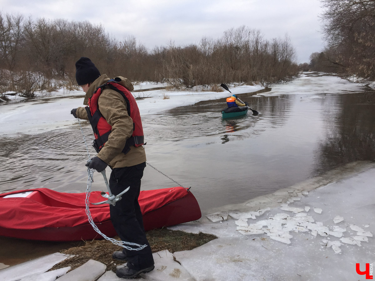 В январе на реку вышли ребята на каяках, разработанных специально для Клязьмы