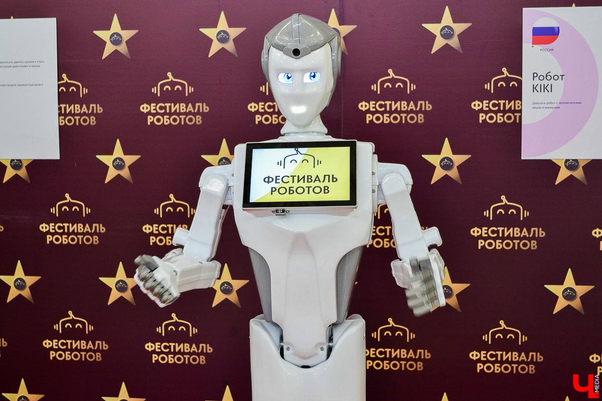 Хотите поговорить с настоящим роботом, пожать ему руку и сфотографироваться? Такая возможность есть! Успейте до 9 марта заглянуть в ART HALL