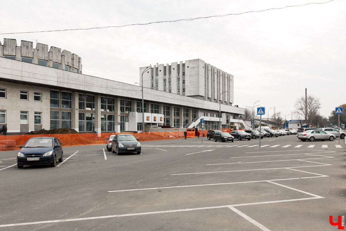 Владимирский ж/д вокзал может лишиться уникальной отделки. РЖД предлагает сменить белокаменный фасад на металлический. Проект обновления город не одобрил