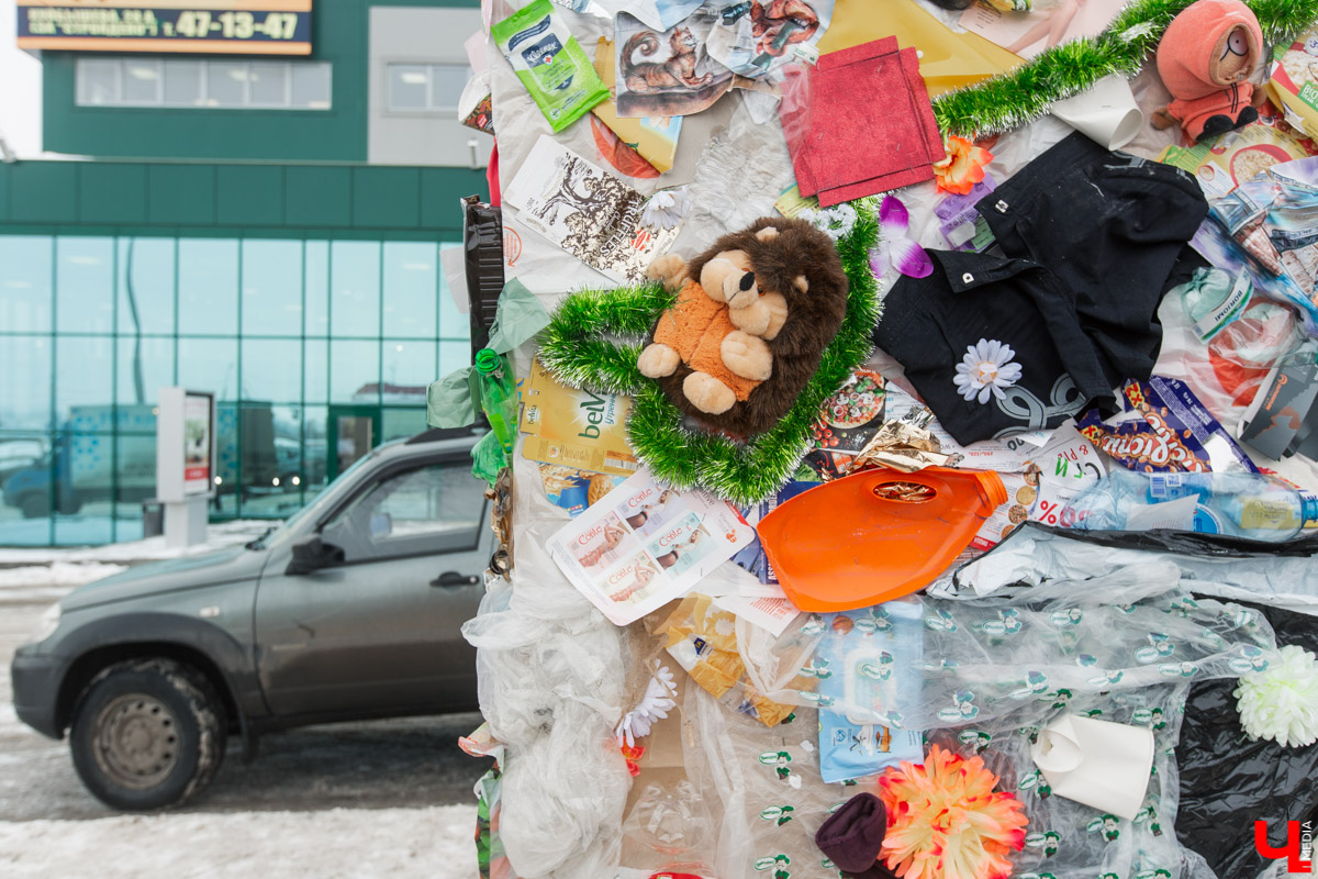 Эко-активисты не забывают о раздельном сборе мусора, даже когда владимирцы преподносят друг другу букеты и конфеты. Трэш-валентинка на Козловом валу и мусорный подарок тому пример