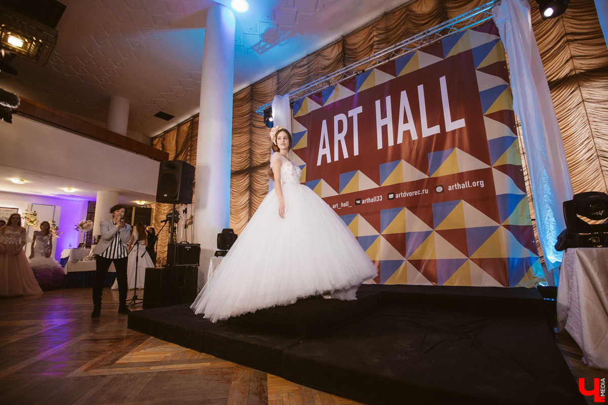 15 февраля в ART HALL прогремела свадебная выставка. На «Арт-свадьбе» побывали все профессионалы праздничной отрасли — от декораторов до ведущих. Невесты и женихи с любопытством рассматривали стенды и подыскивали специалистов для будущего торжества