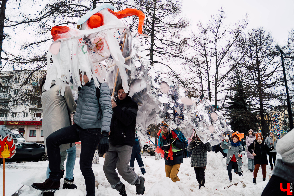 Во время митинга за раздельный мусор во Владимире участники принесли несортированный мусор и разбили по фракциям 10-метровую гидру из упаковки