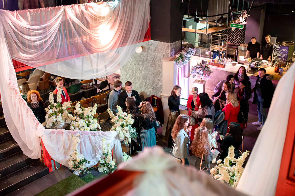 Воскресное утро 16 февраля прошло для владимирских невест особенно ярко и атмосферно. Ведь они посетили масштабный «Завтрак с невестой», который проходил в гастромаркете на Студеной. Вместе с организатором Анной Нестеровой выделяем хайлайты мероприятия