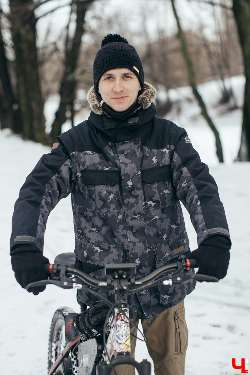 Год назад фотограф Владислав Тябин собрал электровелосипед, на котором каждый день ездил на работу зимой и летом