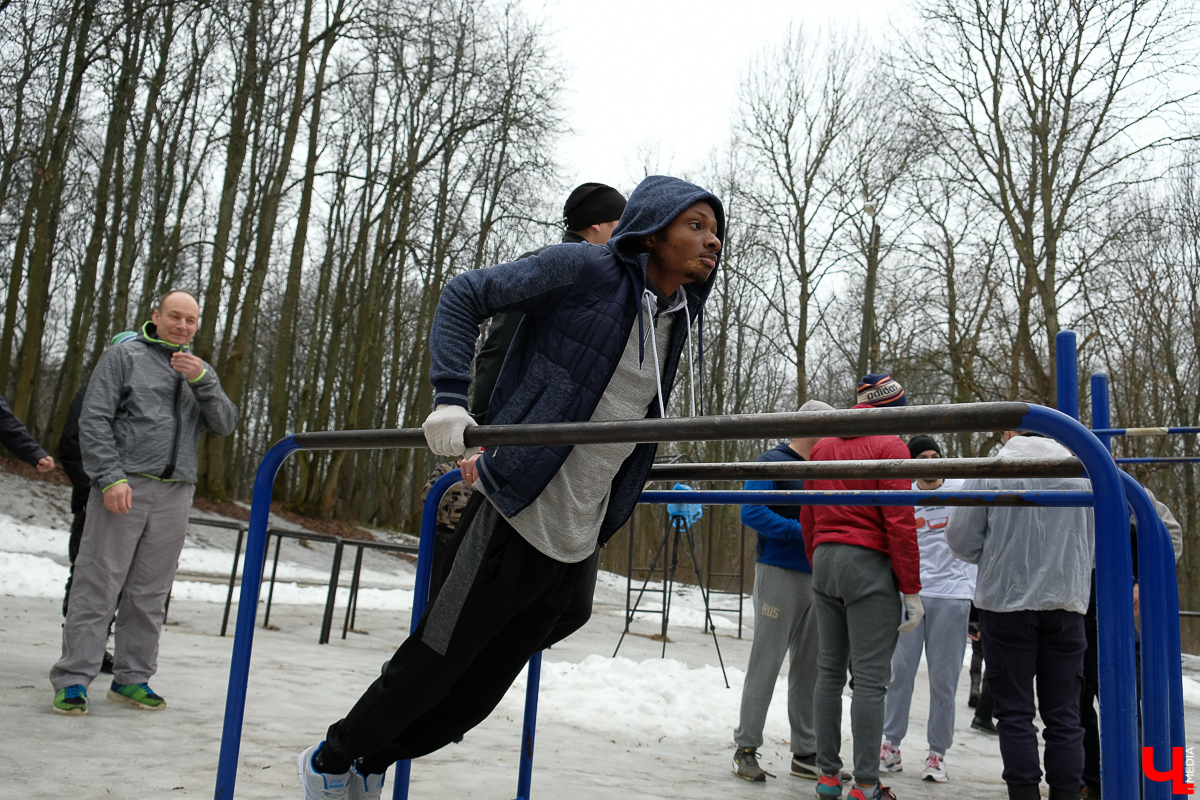 Ребята из сообщества «Трезвый град Владимир» проводят тренировки для всех желающих в парке «Дружба»