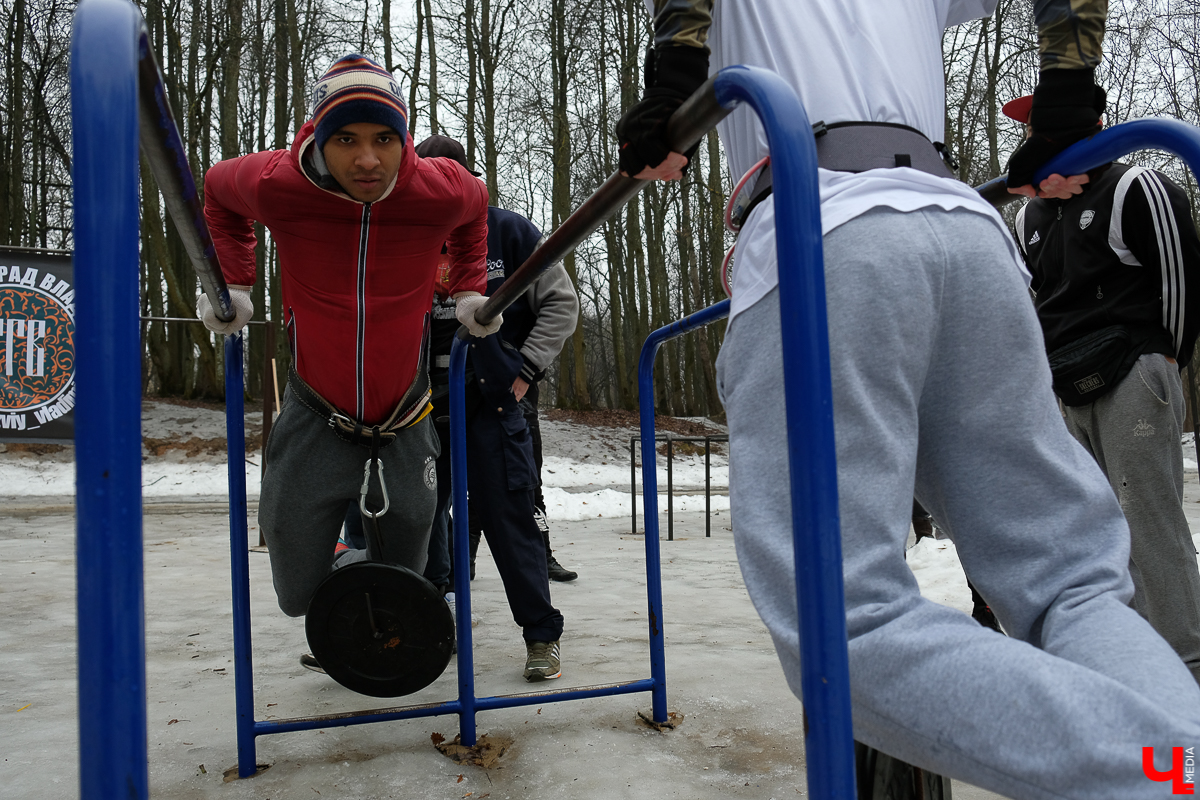 Ребята из сообщества «Трезвый град Владимир» проводят тренировки для всех желающих в парке «Дружба»