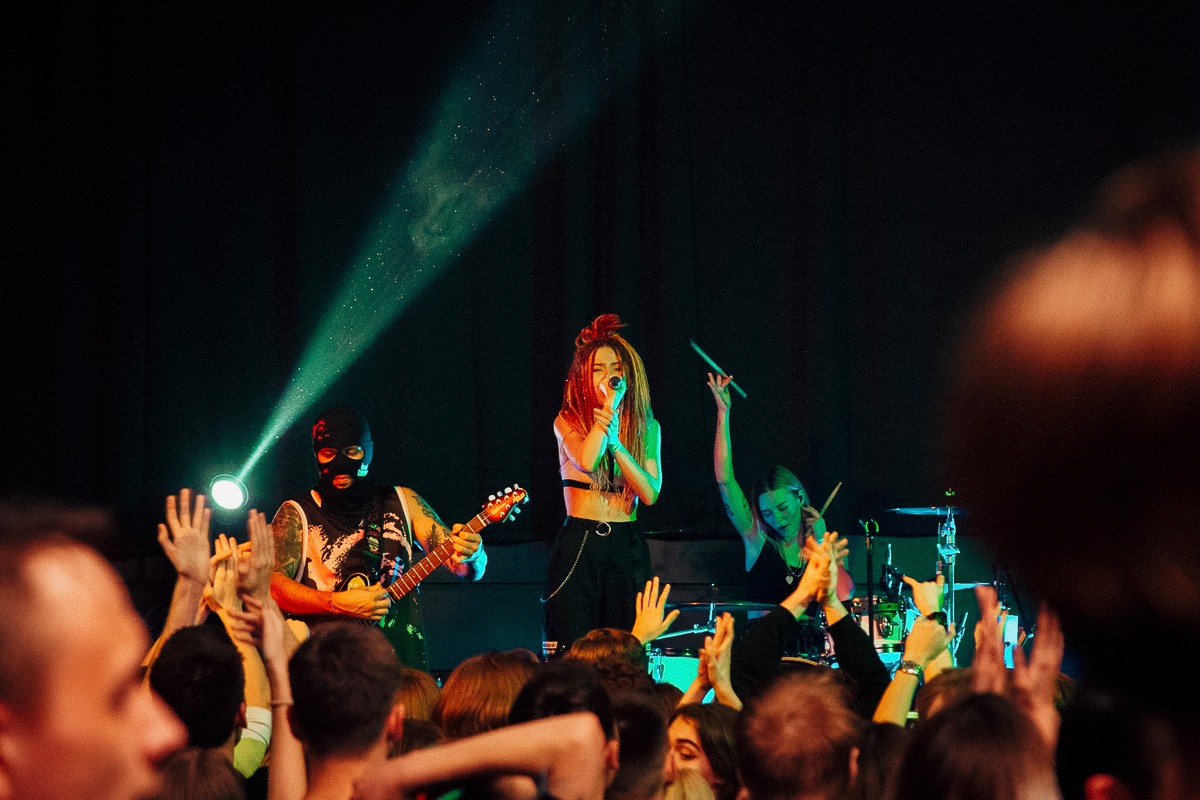 8 марта во Владимире прогремел концерт панк-рок-группы «Кис-Кис», которая стремительно завоевывает популярность, набирая миллионы просмотров на YouTube. Жители города остались в восторге от перформанса женского бэнда