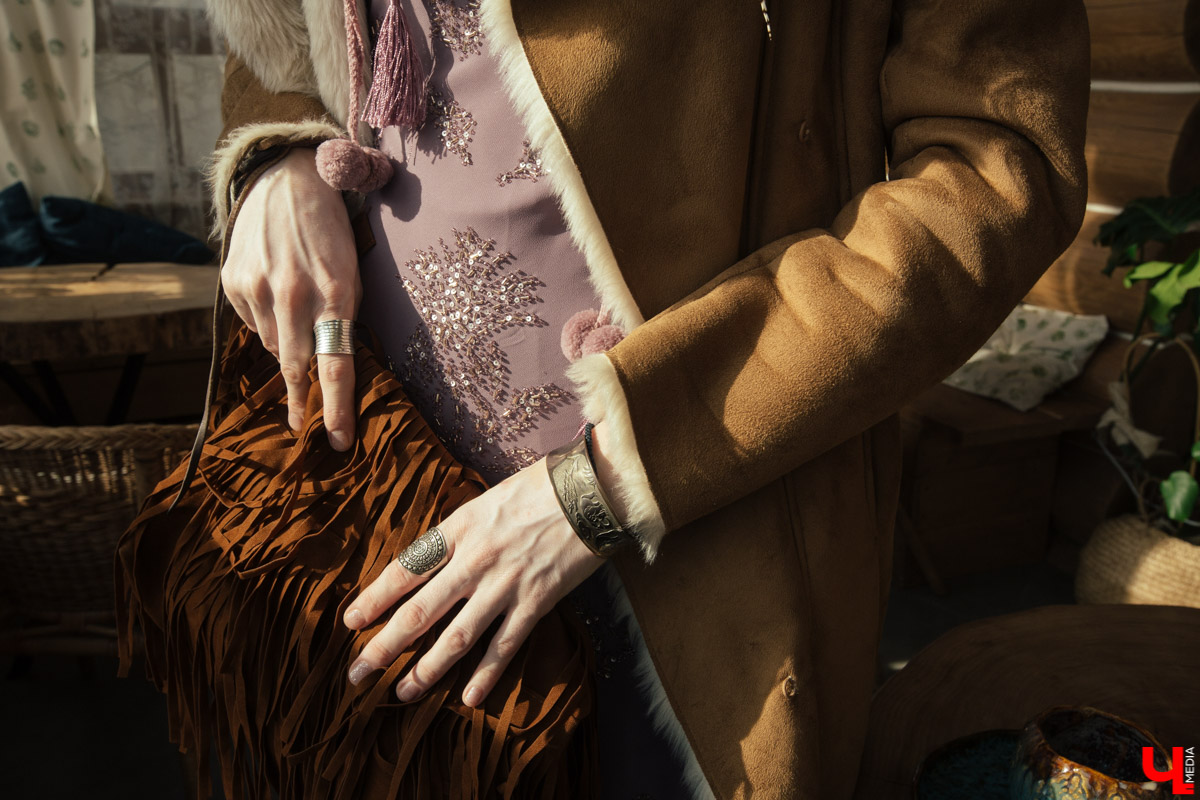 Фотограф Екатерина Лебедь носит редкие, эклектичные вещи с историей. Ее стиль — бохо с небольшой ноткой гранжа. Девушка любит бахрому, шляпы, джинсы и казаки. Все, как в старых добрых вестернах