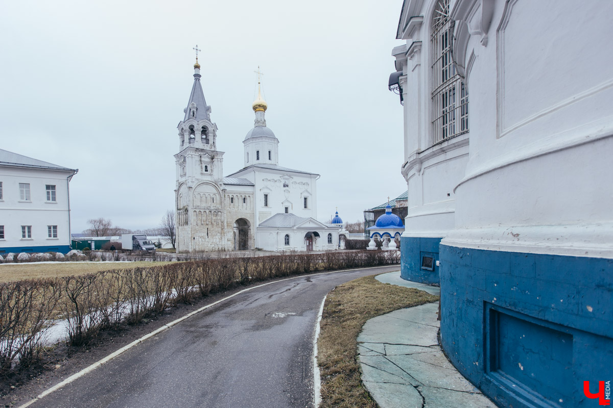 Алексей Сорокин и Юрий Никитин провели для нас необычную экскурсию по Боголюбову. Мы изучили прошлое, настоящее и будущее древнего населенного пункта