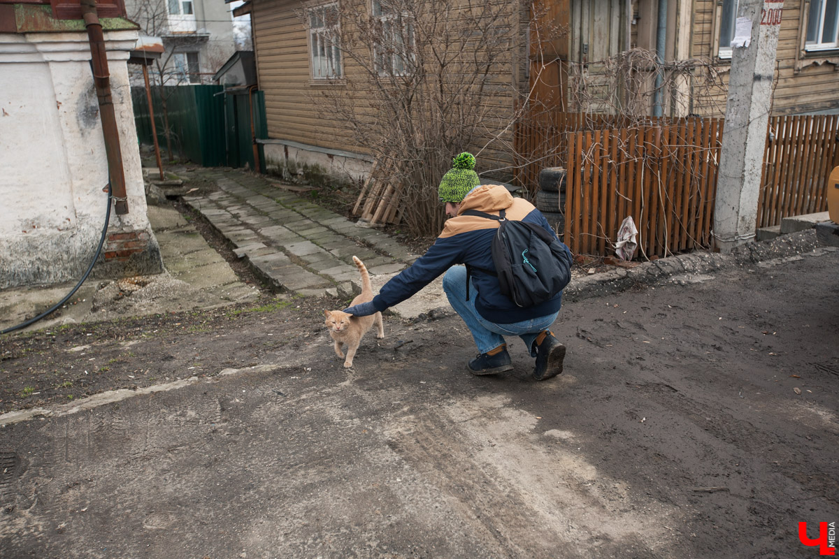 Михаил Мойсеянчик провел для нас необычную экскурсию по центру Владимира. Обратили внимание на яркие контрасты городского быта