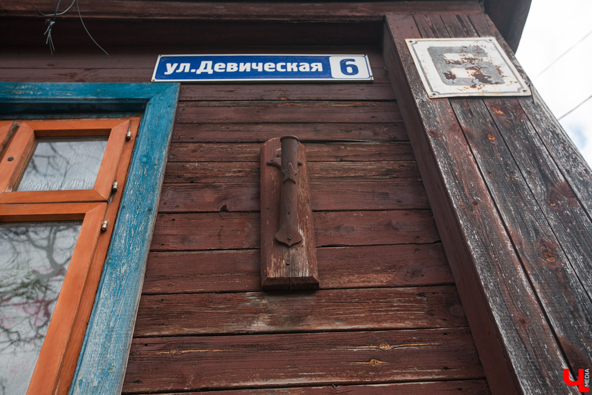 Михаил Мойсеянчик провел для нас необычную экскурсию по центру Владимира. Обратили внимание на яркие контрасты городского быта