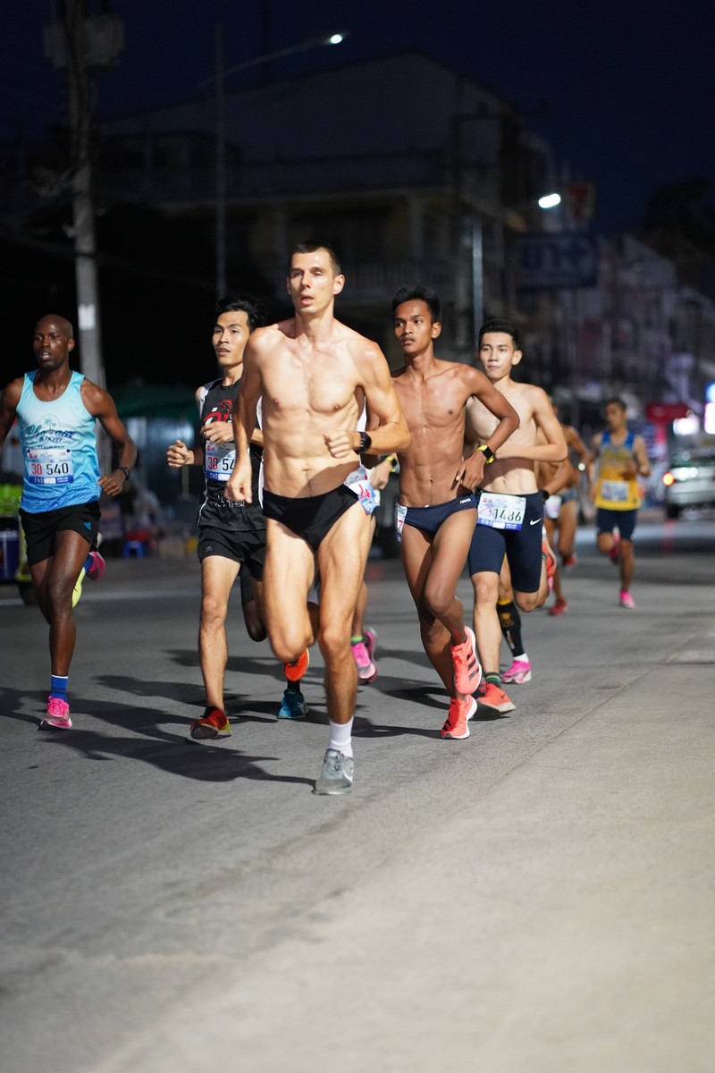 Владислав Демьянов вновь занял первое место в марафоне протяженностью 10 километров, пикантной особенностью которого стало то, что участники бегут во всей красе: девушки в бикини, а мужчины в плавках