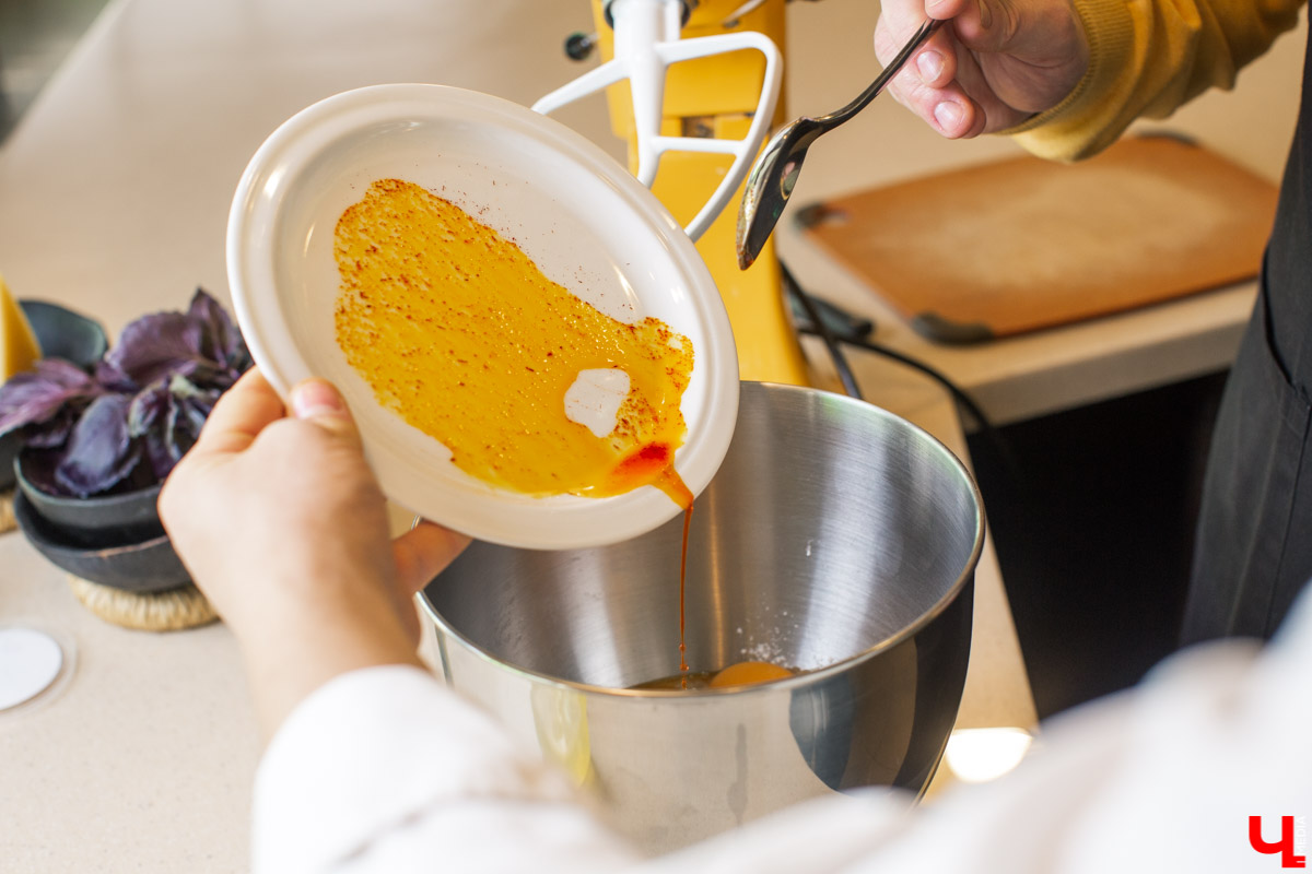 На онлайн мастер-классе «Кулинарного ответа» приготовили золотые тальятелле с сырным мешочком