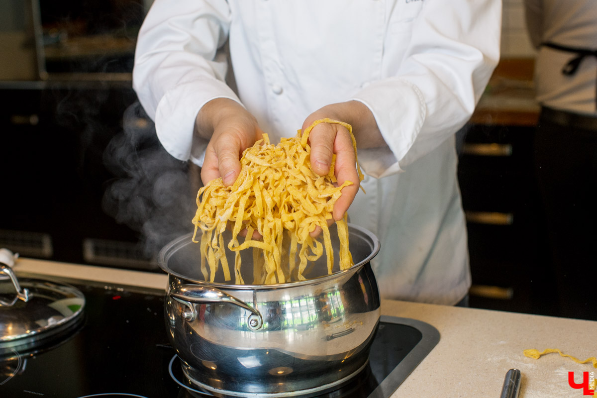 На онлайн мастер-классе «Кулинарного ответа» приготовили золотые тальятелле с сырным мешочком