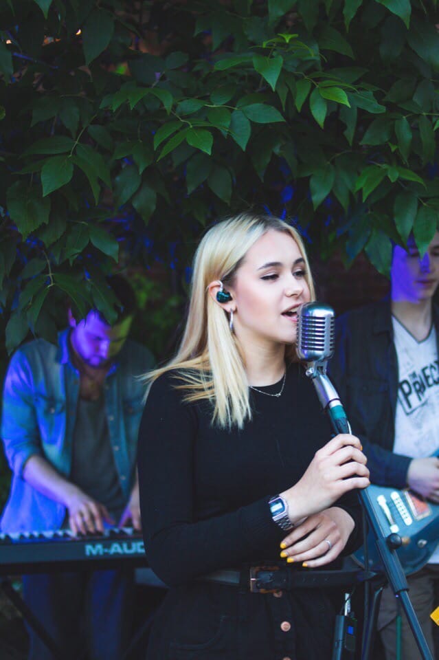 Владимирская вокалистка Соня Круглина создала свою группу в 17 лет, выступает по городам России, пишет песни и снимает каверы на популярные треки в «Инстаграме»