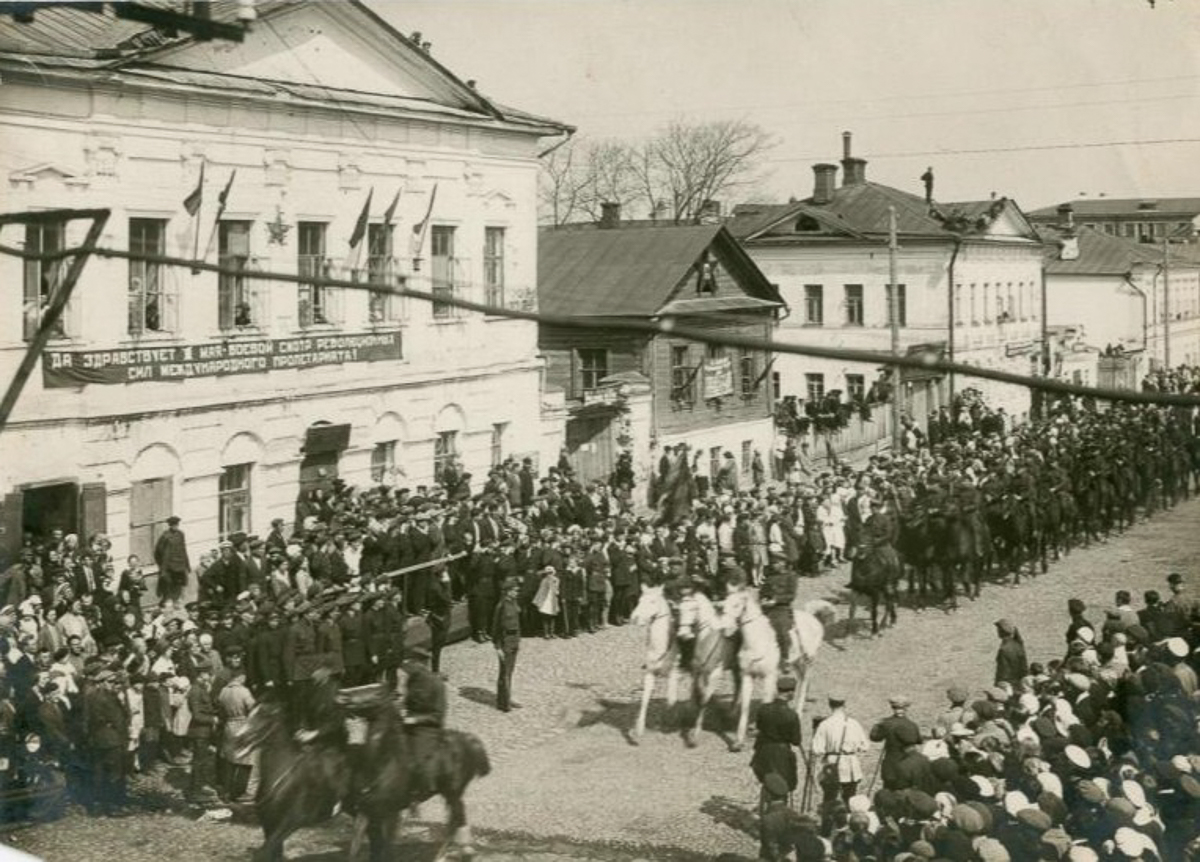 История майских праздников во Владимире