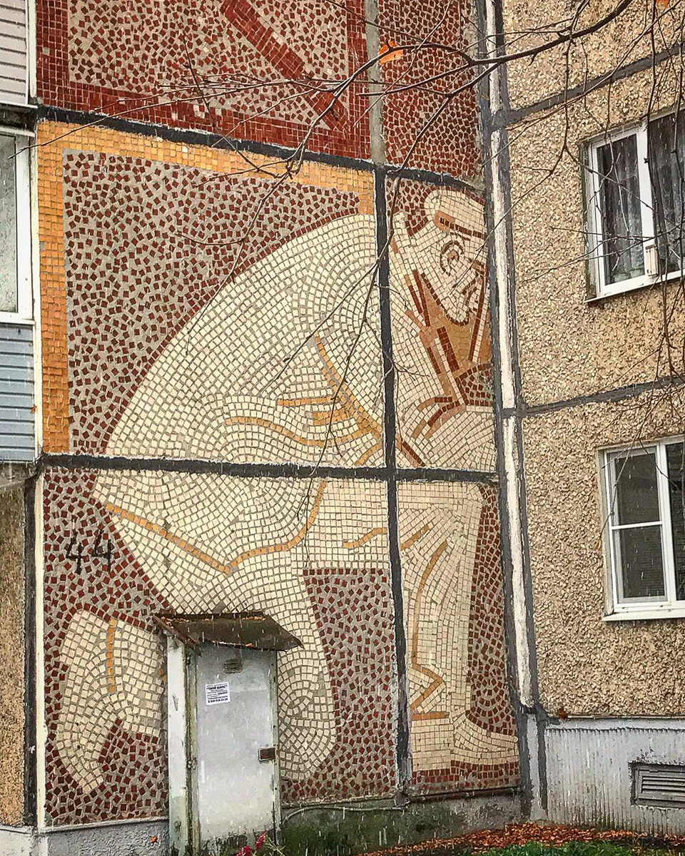 Узнаем у архитектора все подробности о владимирской мозаике на стенах зданий и получаем эстетическое удовольствие от советского модернизма