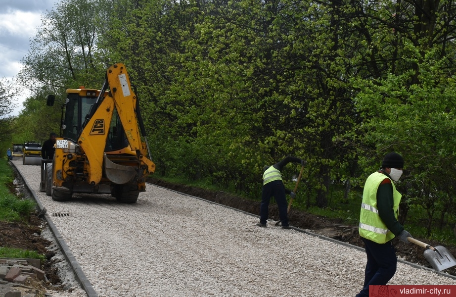 Во Владимире ремонтируют дороги и убирают нелегальные парковочные «карманы»