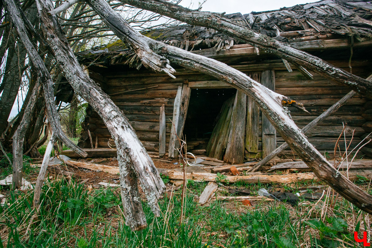 В селе Милиново с 1990-х никто не живет. Здесь сохранились развалины домов и руины старинного храма