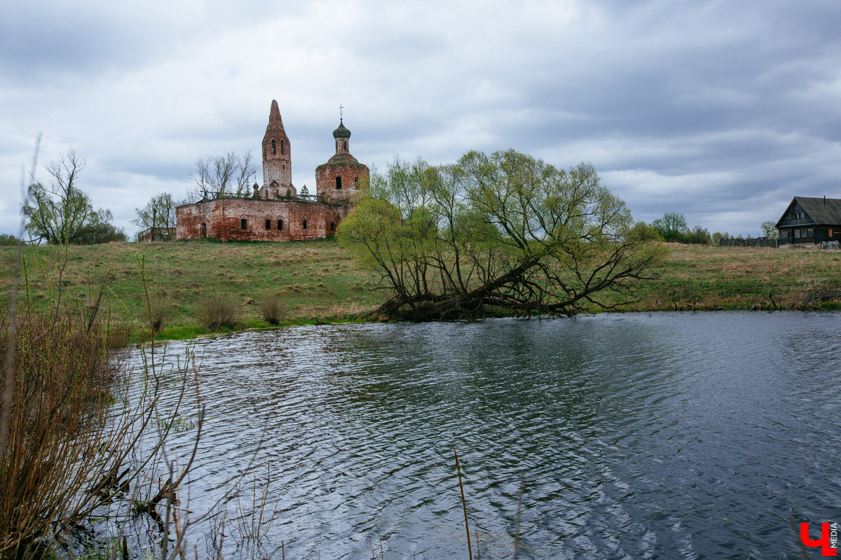 В селе Милиново с 1990-х никто не живет. Здесь сохранились развалины домов и руины старинного храма