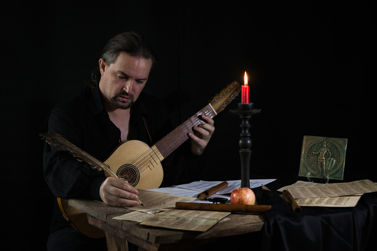 Владимирец Дмитрий Черевко играет на «сестре лютни», популярной в Испании 16 века виуэле. Всего четыре музыканта нашей страны умеют это делать, а наш еще и книгу об инструменте написал