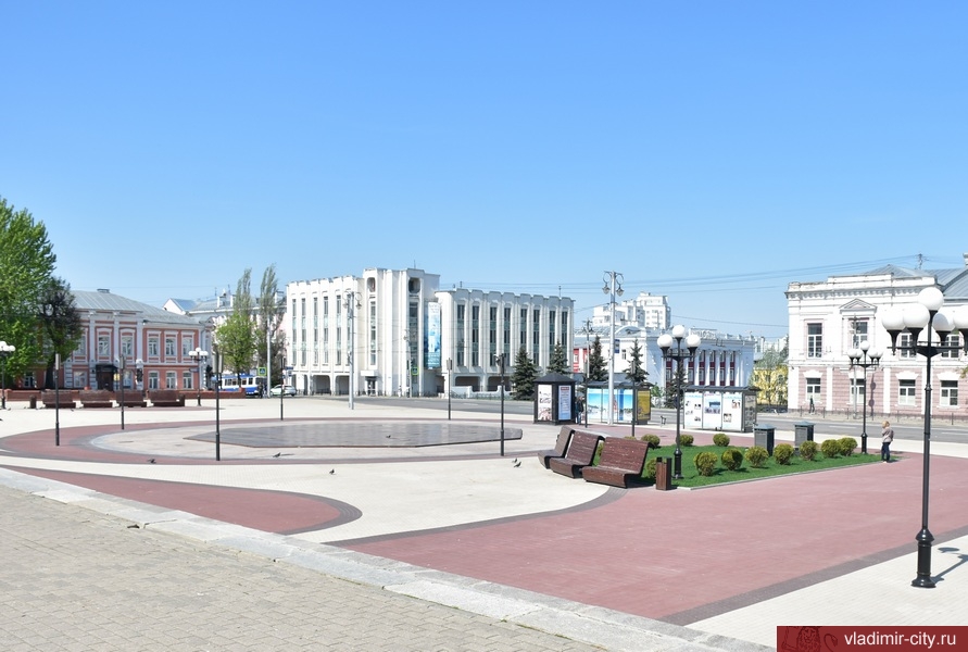 Улицы Владимира продолжают преображаться. На Театральной площади совсем скоро появится зеленая аллея из хвойных вечнозеленых растений - туи и можжевельника