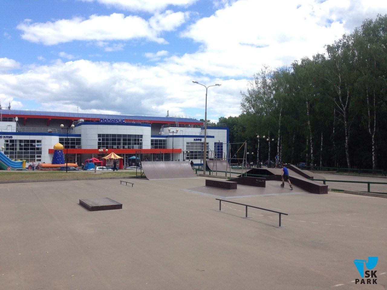 В июле в Вязниках должны закончить строительство нового скейт-парка. К осени во Владимире тоже появится площадка. А в Муроме она уже открыта