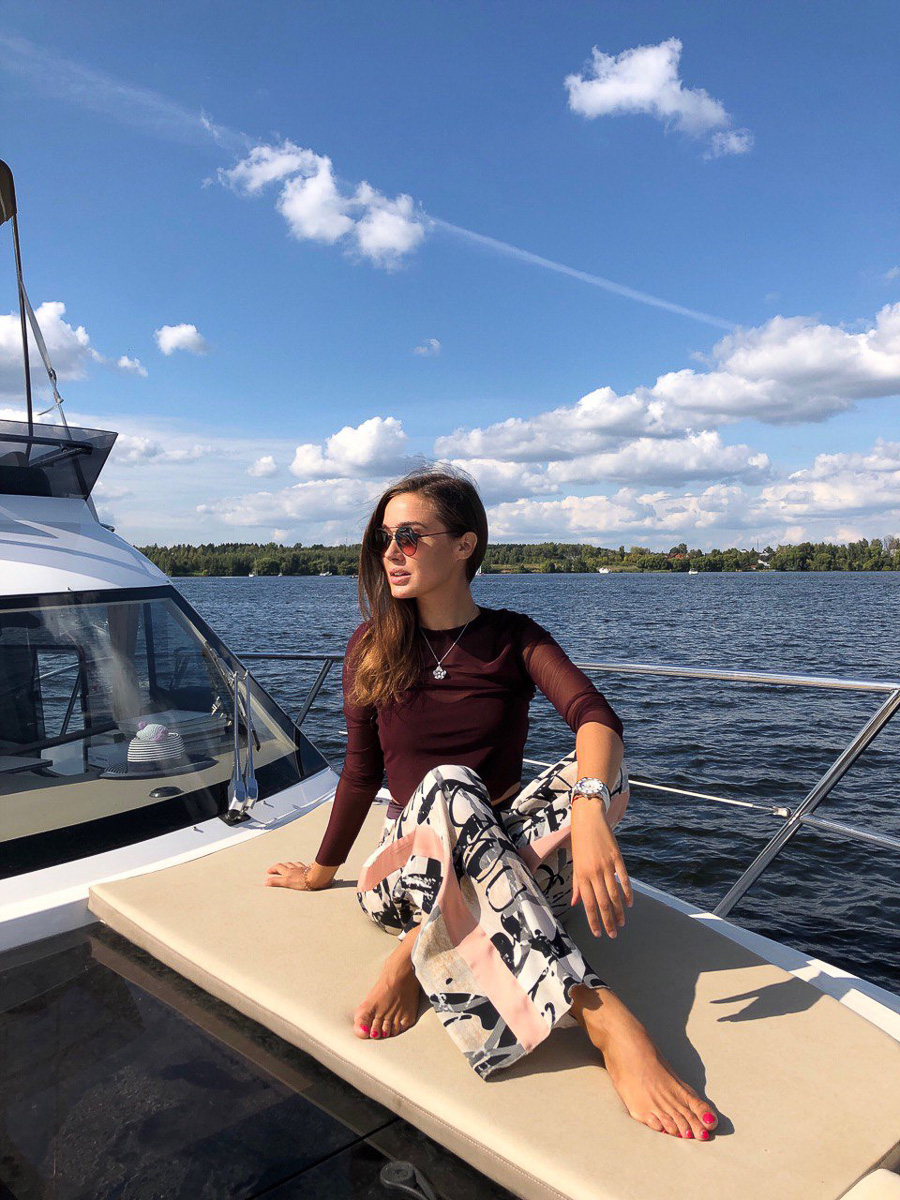 Юлия Скопцова переехала из Радужного в Москву в 17 лет. В 24 года она уже основала свою яхтенную компанию. Теперь девушка продает в среднем по 46 яхт в год стоимостью до 15 миллионов евро