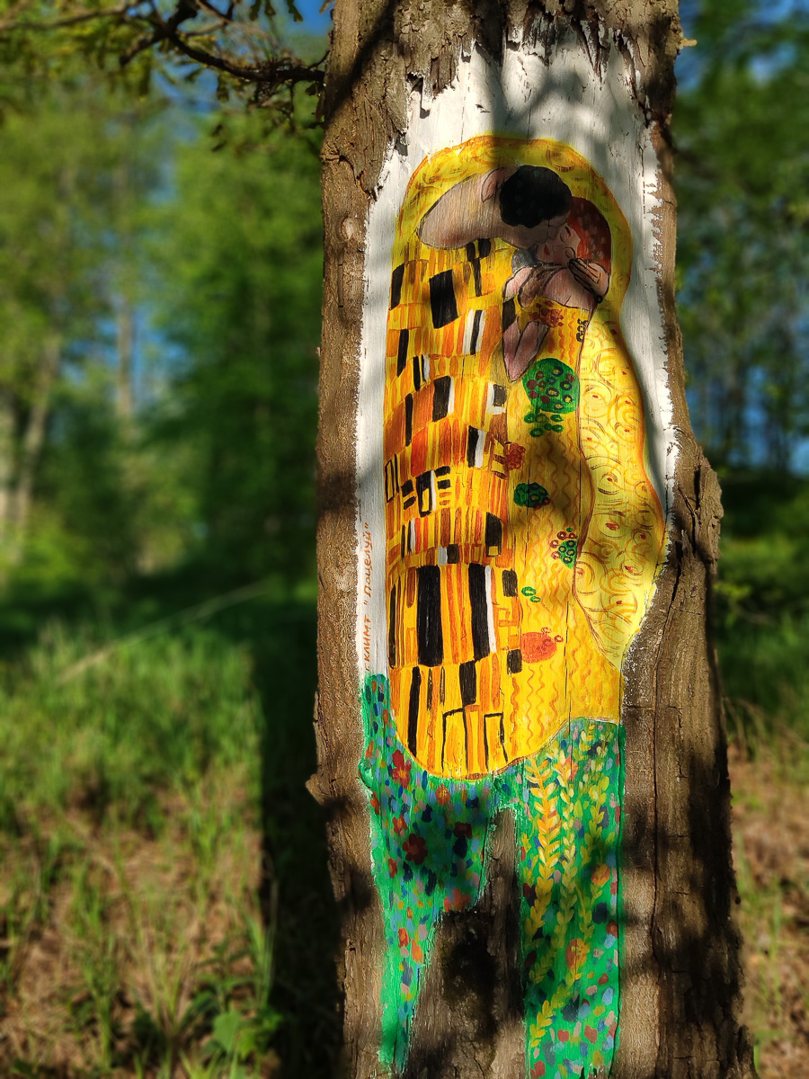 Рассказываем о художнице Галине Лысенковой, которая знакомит местных детей с творчеством мировых живописцев, изображая репродукции шедевров на морозобоинах дубов