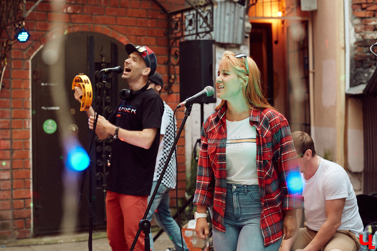 Гуляем, поем и танцуем! Кавер-бэнд “ПушкарьFM” открыл сезон летней музыки на улицах. Узнаем, как это было, и где искать передвижную компанию музыкантов