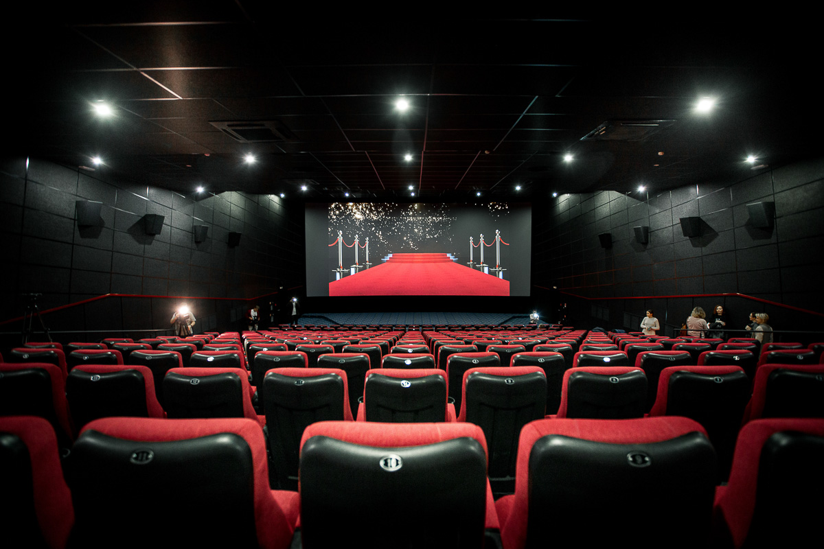 Ситуация по поводу открытия кинотеатров меняется ежедневно. Узнаем, как залы готовятся встречать посетителей и по каким шахматным правилам теперь придется играть