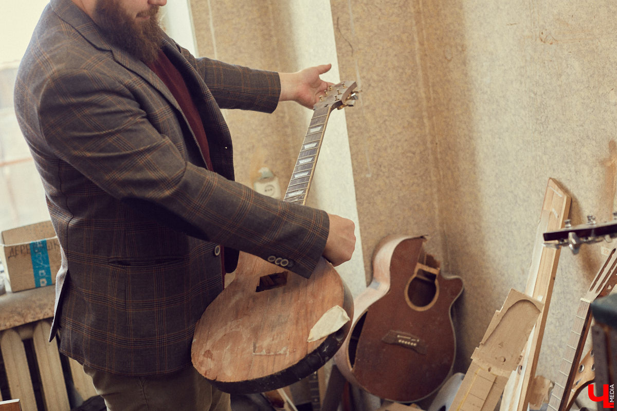 Владислав Мазанов шесть лет назад начал редкий для Владимира бизнес - ремонт и изготовление гитар на заказ