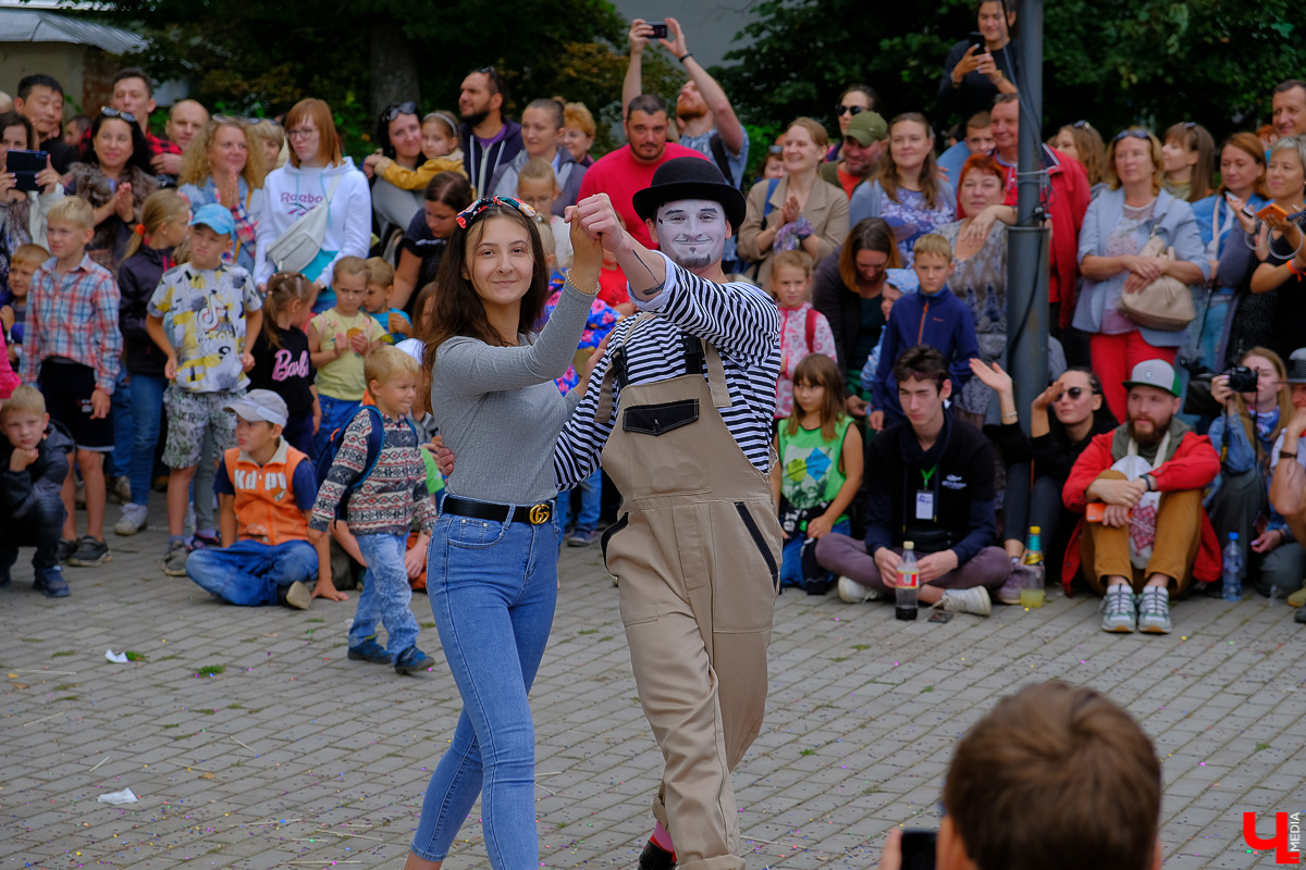 Театралы со всей страны приехали в Суздаль на фестиваль. Целый день они выступали перед зрителями, а вечером устроили карнавальное шествие