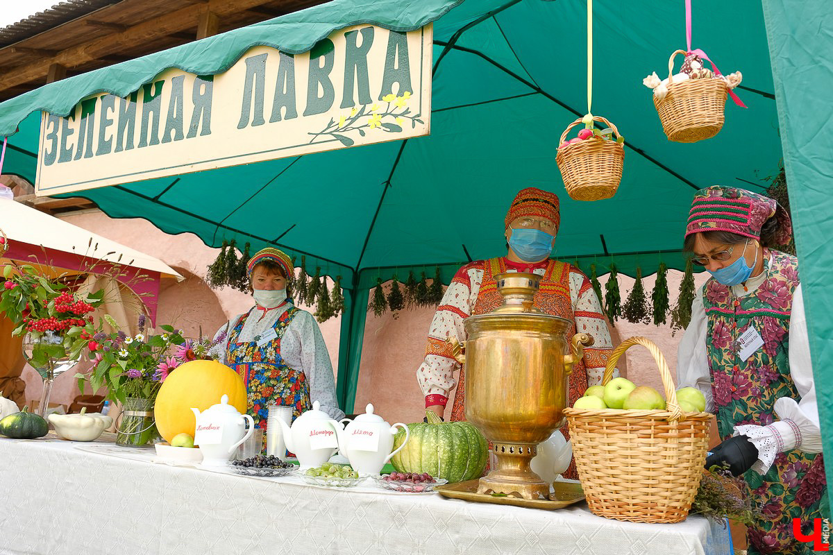 На праздник собрались и местные жители, и гости Суздаля. Несмотря на уходящее лето, это первое официальное событие ВСМЗ на открытом воздухе